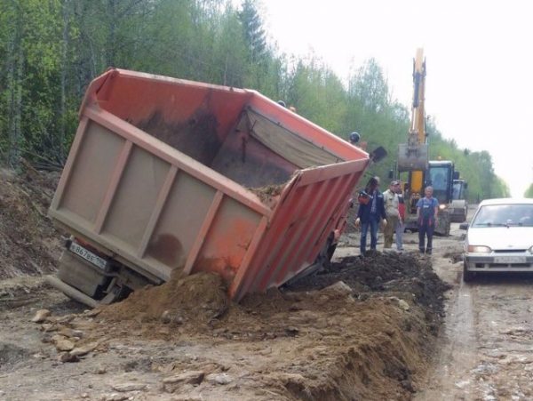 КамАЗ провалился на дороге из Нижнего Тагила в Серебрянку (ФОТО)