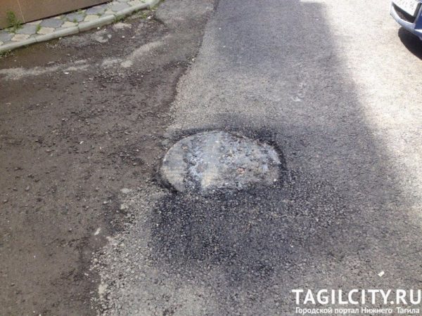 Придется ремонтировать заново: вода скапливается на обновленной дороге по улице Чайковского в Нижнем Тагиле (ФОТО)