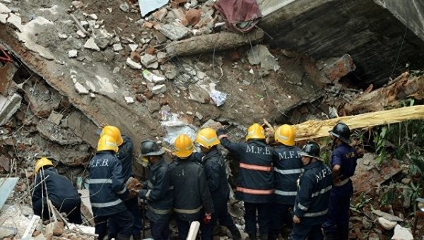 Число погибших при обрушении дома в Мумбаи возросло до 17 человек