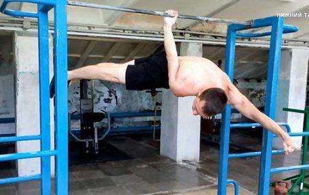 Спортсмен из Тагила установил рекорд России, выполнив «ласточку» на турнике (ВИДЕО)