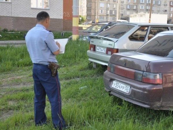 Штрафы за парковку на газонах отменены в Свердловской области