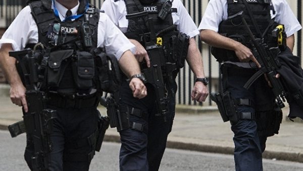 Среди британских полицейских проведут опрос о необходимости вооружения