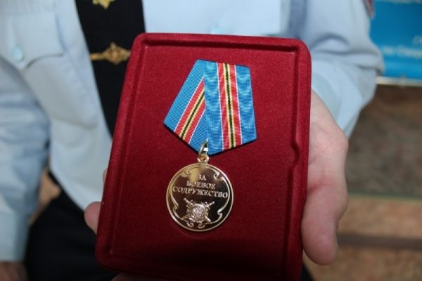 Начальник свердловской полиции наградил силовика из Нижнего Тагила