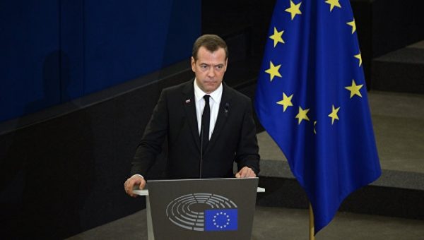 Медведев почтил память экс-канцлера ФРГ Гельмута Коля минутой молчания