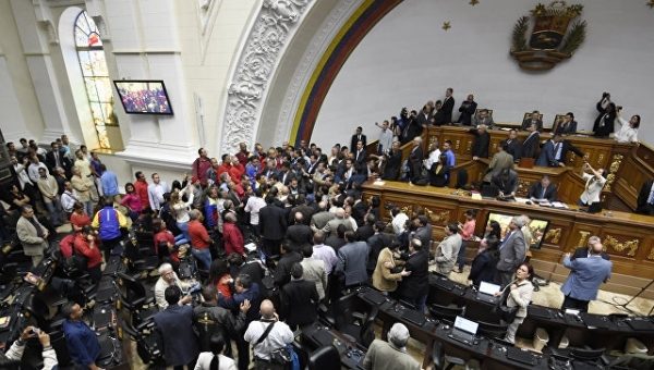Венесуэльский парламент созывает чрезвычайную сессию