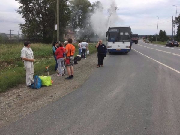 Пассажирский автобус загорелся на трассе Каменск-Уральский – Екатеринбург (ФОТО)