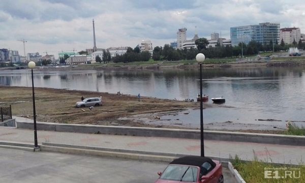 Внедорожник застрял на дне Городского пруда в Екатеринбурге (ФОТО)