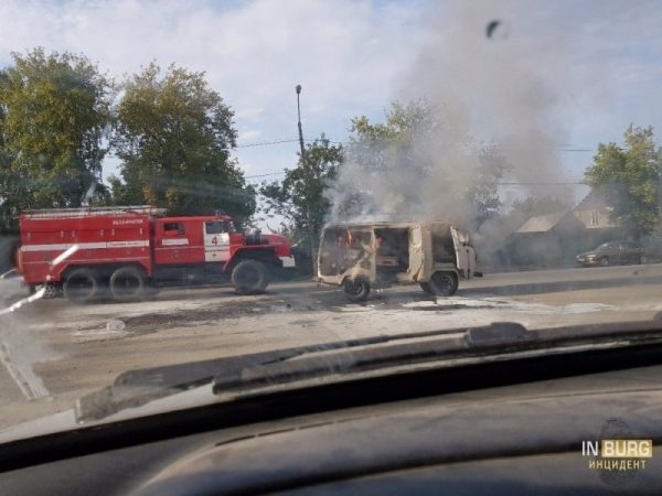 Автомобиль УАЗ загорелся на парковке в Екатеринбурге (ФОТО)