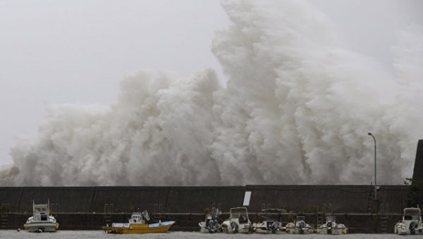 Из-за тайфуна в Японии погибли два человека, более 40 пострадали