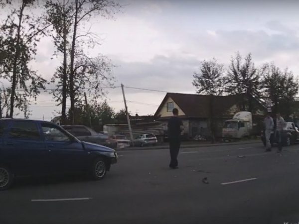 Два автомобиля столкнулись в Дзержинском районе Нижнего Тагила (ВИДЕО)
