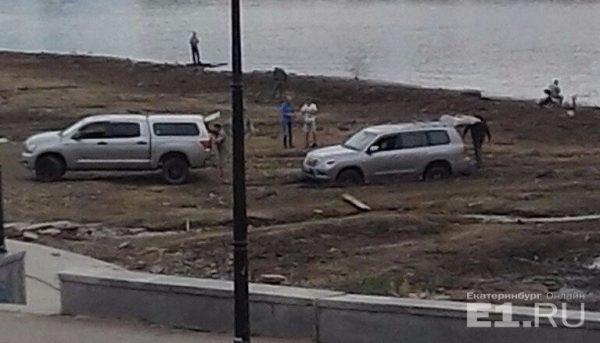 Внедорожник застрял на дне Городского пруда в Екатеринбурге (ФОТО)