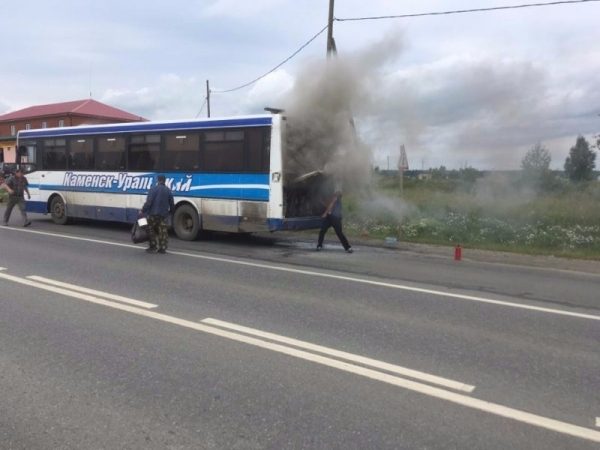 Пассажирский автобус загорелся на трассе Каменск-Уральский – Екатеринбург (ФОТО)