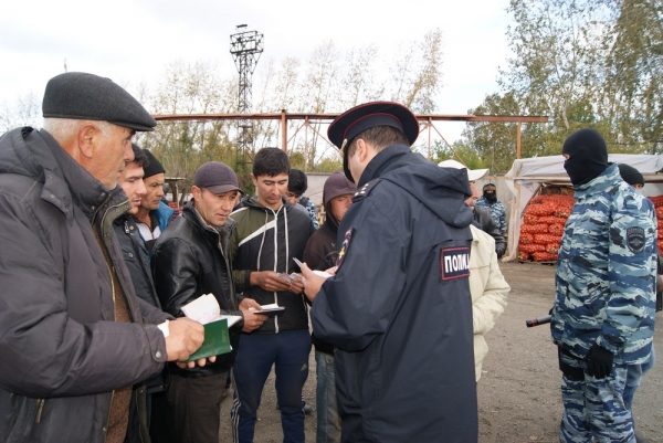 Миграционная служба проверила рынок «Букатино». Задержали 12 иностранцев