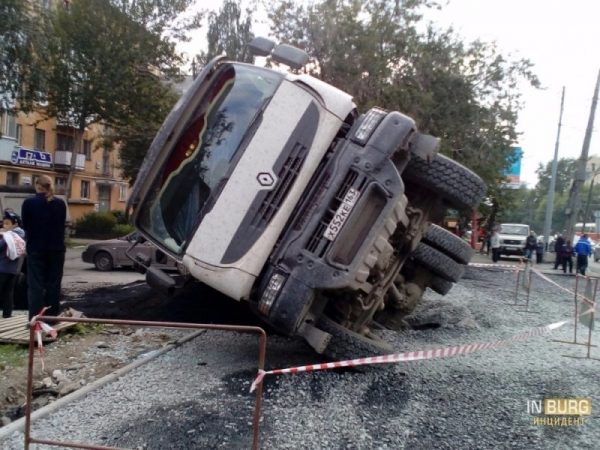 Грузовик провалился под землю в Екатеринбурге (ФОТО)