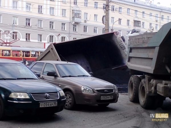Грузовик провалился под землю в Екатеринбурге (ФОТО)
