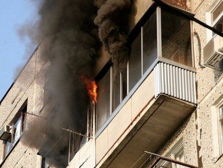 Балкон горел на улице Космонавтов в Нижнем Тагиле