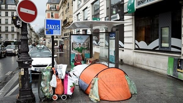 Мэр Парижа предложила разместить бездомных в городской ратуше
