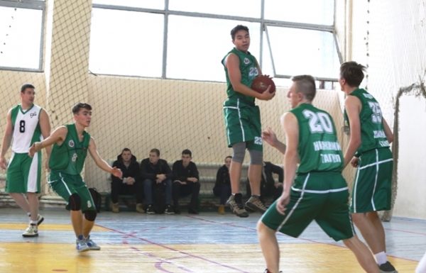 В Кубке Нижнего Тагила по баскетболу среди мужских команд определились полуфиналисты