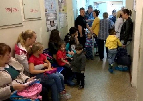  Жители жалуются на огромные очереди в детской поликлинике: врач ведет прием сразу нескольких участков															