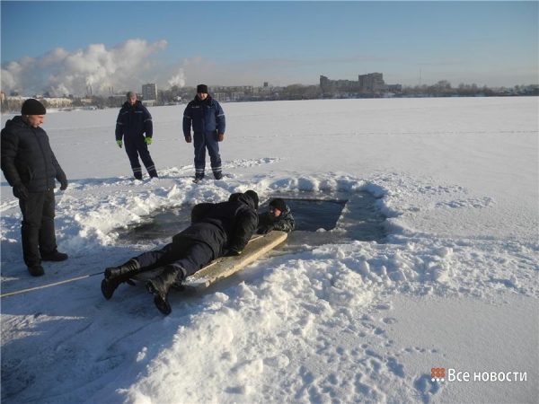 «Не давайте утопающему руку!». Волонтёров научили спасать людей на льду