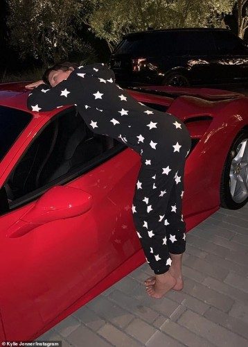 Кайли Дженнер подарила маме Ferrari за 19 миллионов