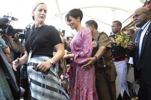 Беременная Меган Маркл на Фиджи: непринужденные наряды и возможная опасность