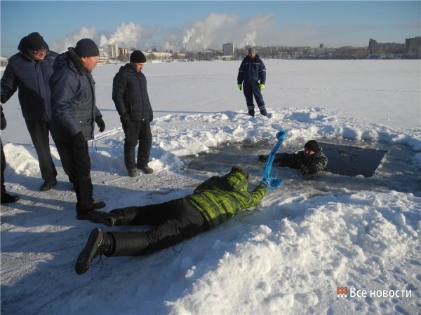 «Не давайте утопающему руку!». Волонтёров научили спасать людей на льду