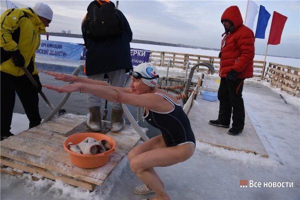 Тагильские «моржи» покорили ледяную воду Шарташа. «Плаваем в обычных купальниках»