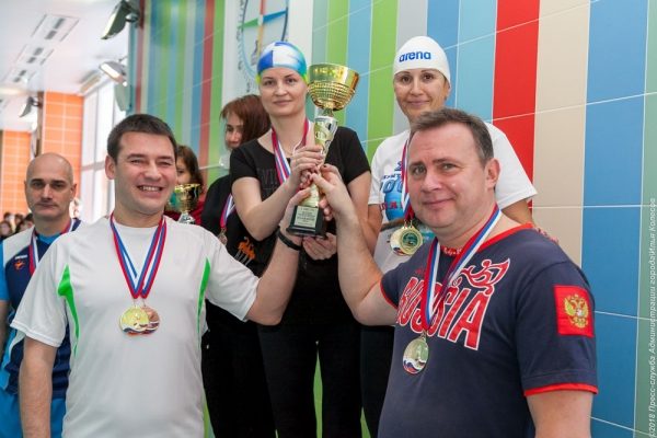 Команда Пинаева выиграла эстафету по плаванию среди свердловских чиновников