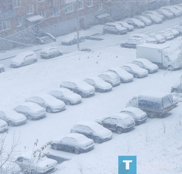В новгороде выпал снег. Снегопад в Нижнем Тагиле. Снег летом в 1996 году. Нижний Тагил первый снег 2022. Снег в Тагиле вчера.