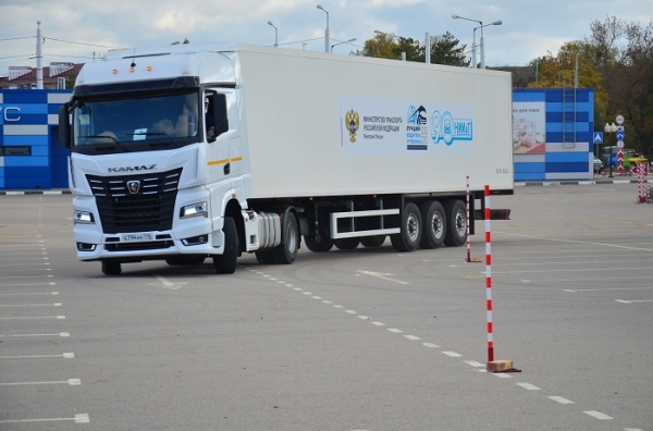 В Крыму определили лучшего водителя грузовика в России