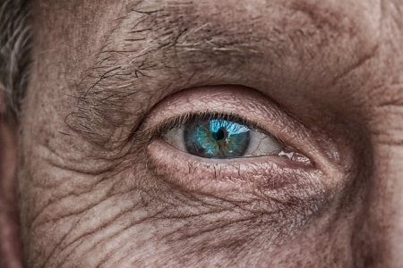 Неизлечимую болезнь мозга на ранней стадии можно выявить по глазам