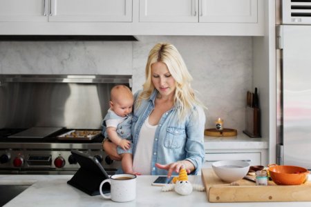 Не ешьте стоя и не доедайте за детьми: названы «мамские» ошибки в питании