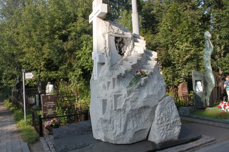 «Цементная куча с налепленными буквами»: поклонники раскритиковали памятник на могиле Александра Абдулова