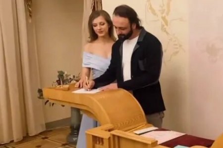 Иван Ургант высмеял поженившихся Лизу Арзамасову и Илью Авербуха