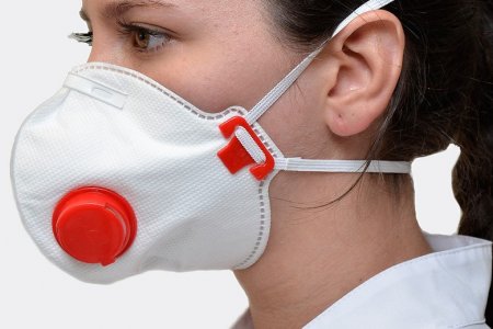Главный недостаток маски с клапаном, делающей ее бесполезной в пандемию
