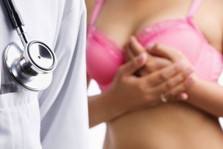 Онколог: признаки рака груди, которые можно увидеть самостоятельно