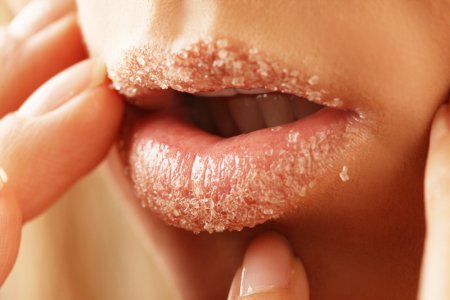 «Чешуйчатые губы»: три «кожных» симптома коронавируса