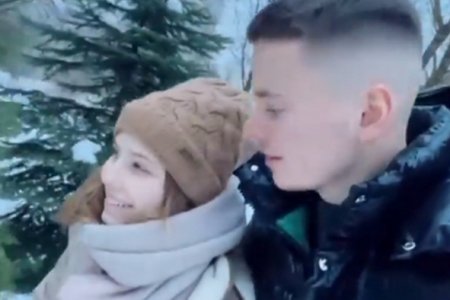 «Как же прекрасно на улице»: сын Валерии поделился видео с романтической прогулки с супругой и дочкой