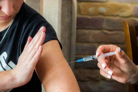 Врач назвал 6 самых вредных мифов о прививке от COVID-19