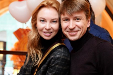 «Красивая семья»: Алексей Ягудин пригласил жену и дочерей в ресторан