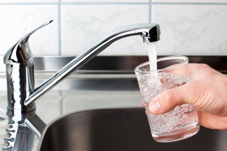 Какие опасные примеси есть в питьевой воде и что с ними делать