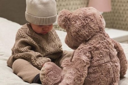 «Чудесный малыш»: Татьяна Брухунова запечатлела сына с мягкой игрушкой