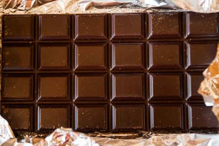 Шоколад полезно есть всем, у кого в роду есть сердечники. Но не всякий!