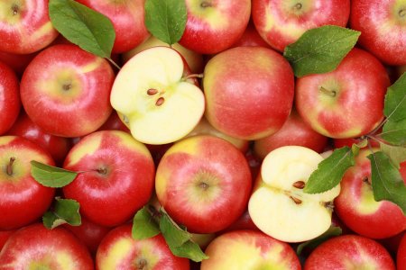 Кому нельзя есть яблоки: диетолог