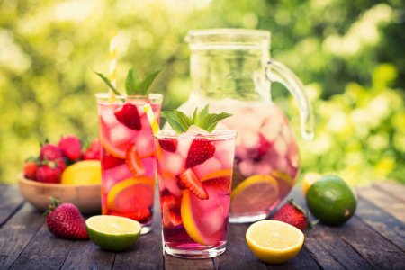Как правильно утолить жажду в жару: 6 лучших напитков для лета