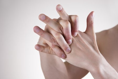 О высоком холестерине можно узнать по пальцам рук