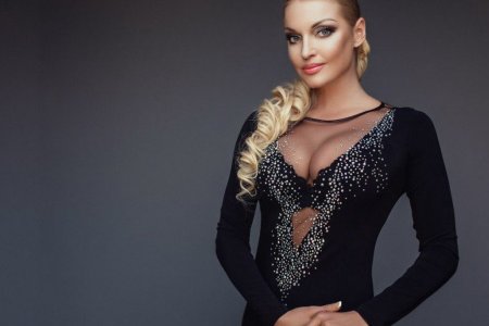 «Шикарный образ!»: Анастасию Волочкову засыпали комплиментами за фото в силуэтном платье