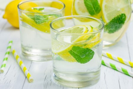 Токсично для печени: кому нельзя пить воду с лимоном на голодный желудок