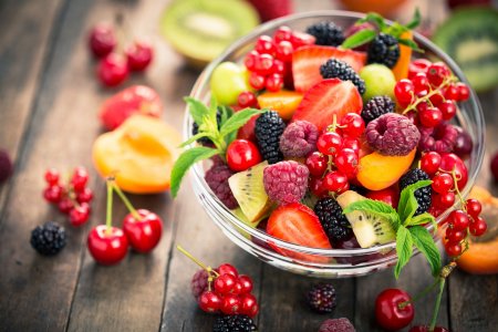 Самые полезные фрукты и ягоды для употребления в жару: диетолог